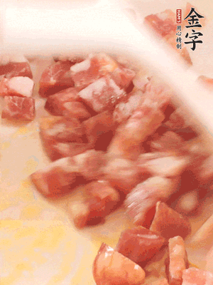 香腸炒出油脂，加入蠶豆煸炒