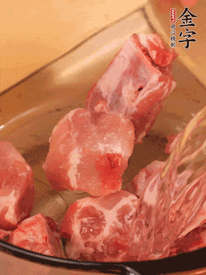 排骨冷水下鍋，加料酒、姜片，煮開綽水