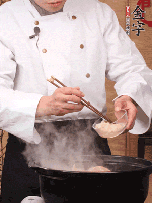 花膠、金湯放入鍋中小火再燉10分鐘
