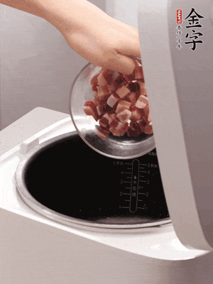 鍋中倒入豬油，油熱后炒熟上海青，給倒少許鹽調(diào)味