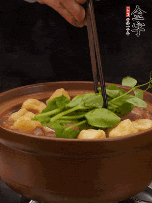 加筒骨煲的經(jīng)典配菜：金字土香腸、油豆腐、千張蓋上蓋子燜一會兒，耐心等候10分鐘。