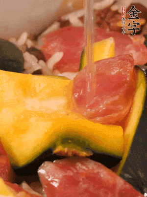 倒入溫開(kāi)水，水量高出米面一個(gè)指節(jié)。