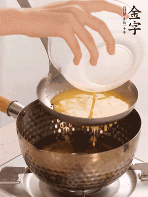 雞蛋過篩子倒入油鍋炸成蛋酥，瀝干油。