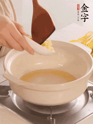 鍋里留少量底油煸香火腿和姜末。