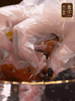 排骨洗凈后（蠔油、生抽、老抽、鹽、糖、淀粉、豆豉、蒜蓉、姜絲）腌制30分鐘