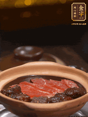 鋪上臘腸和排骨，鍋邊淋一圈油，小火煲10分鐘