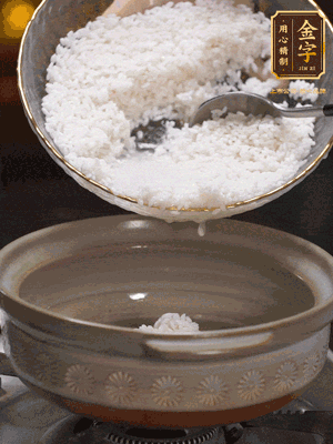 鍋底刷油，倒入米飯，水沒(méi)過(guò)即可，中小火燜10分鐘，戳幾個(gè)洞