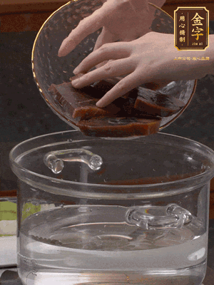 火腿蹄片冷水下鍋，水沸騰后煮5分鐘焯水