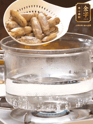 煮一鍋沸水，下蟶子汆燙30秒，撈出浸入冰水，取出蟶子肉