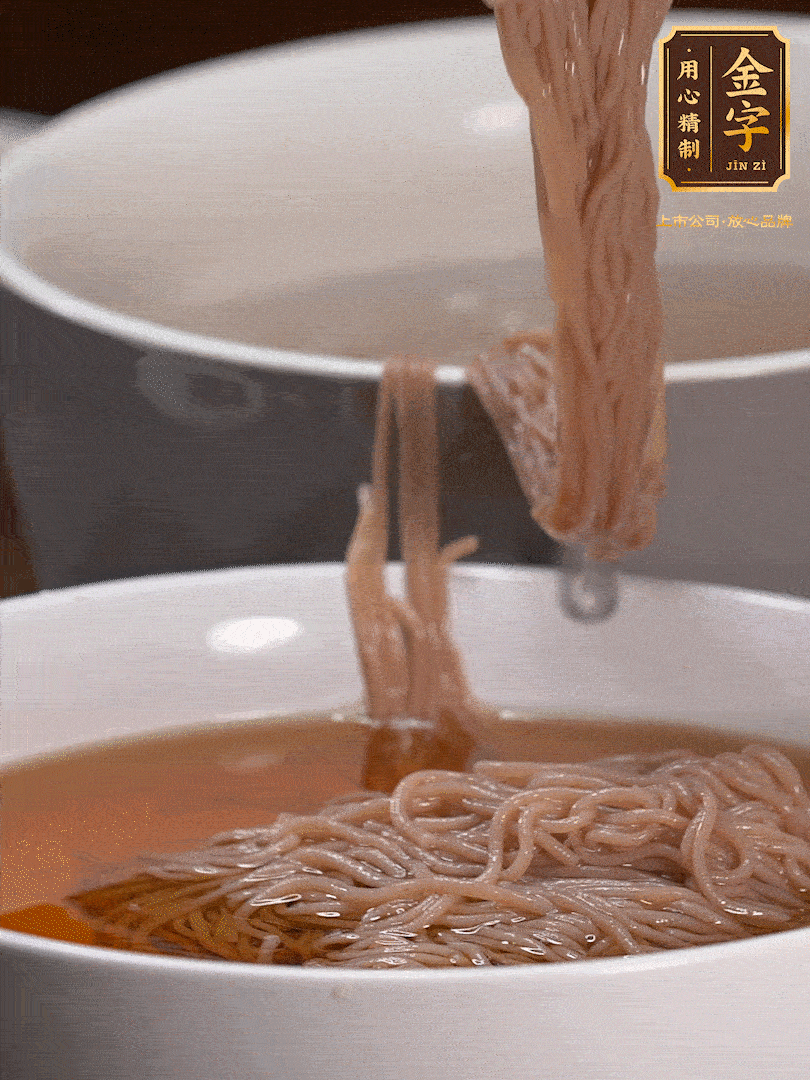 蘋果醋，一點(diǎn)鹽、糖、醬油，兌入涼白開水調(diào)成簡(jiǎn)易冷面湯，放水箱冷藏