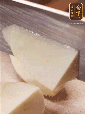 茭白去殼，底部一層老皮刨掉，切成滾刀塊