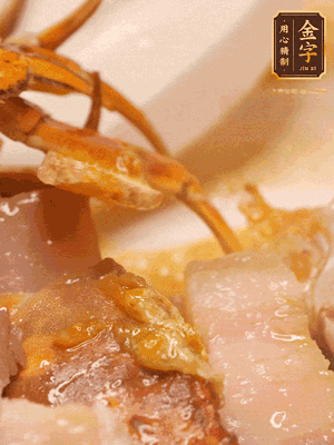 顏色變紅時(shí)，放蔥結(jié)、姜片煸香，再放咸肉、茭白、毛豆翻炒