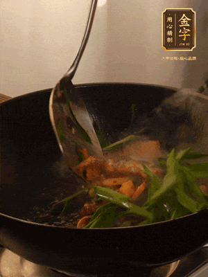 黃豆醬、鹽、糖調(diào)味，淋一圈花雕酒，蒜白先下，蒜葉后下