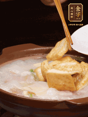 倒入開水大火煮開，轉(zhuǎn)中小火放咸肉，放一點(diǎn)點(diǎn)糖、味精慢燉10分鐘
