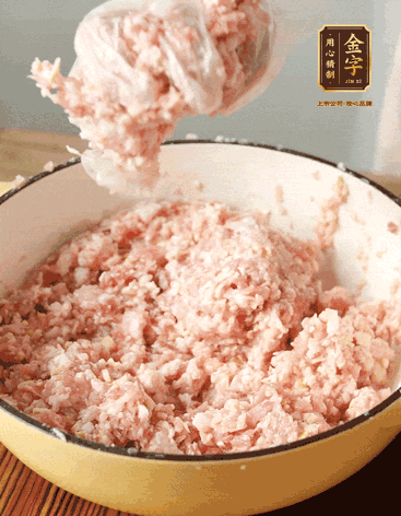 肉丁、咸肉丁、一丟丟鹽、料酒拌勻，反復摔打上勁。接著加入1兩蔥姜水，反復拌勻摔打上勁。前后共加3遍。3遍后筍丁，接著反復摔打上勁。最后加入1個蛋清、3茶匙生粉拌勻摔打上勁