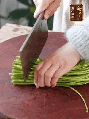 正嫩的藜蒿，掐頭去除根部，切小段