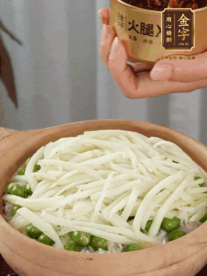 到水微干，放上豌豆、茭白絲。
