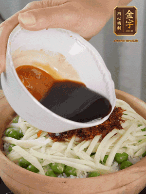 繼續(xù)小火燜3分鐘，淋上XO醬攪拌均勻。
