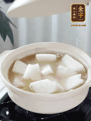 最后下冬瓜繼續(xù)燉煮10分鐘，撒上蔥花點(diǎn)綴。