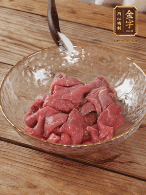 牛肉切丁，加黑胡椒海鹽、橄欖油腌10分鐘