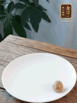 做水油皮、油酥 將油皮材料放入料盆中，加100ml水?dāng)嚢璩裳┗ㄆ瑺?。在案板上反?fù)揉搓成有一定筋度的光潔面團(tuán)，搓成14個(gè)團(tuán)子。
