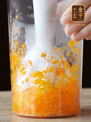 加玉米油、水怡、水揉搓成細(xì)膩的面團(tuán)。松弛半小時(shí)后，分成37g一個(gè)