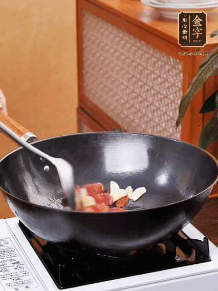 熱油，香腸微微煸出香味，加蒜片、小米辣