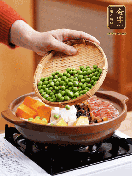 再鋪上臘腸、醬油肉、豌豆，小火煲6分鐘