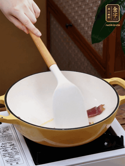 油熱，姜絲、火腿微微煸出香味